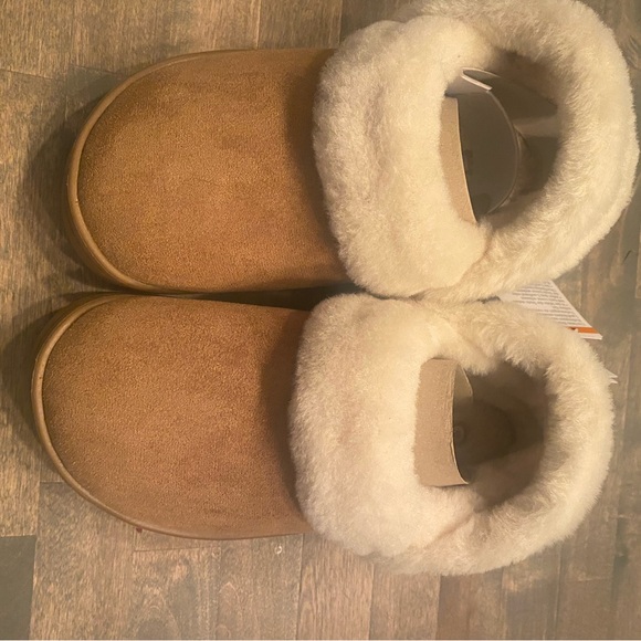 CROCS Accessories - CROCS Tan and Cream Kids Slippers